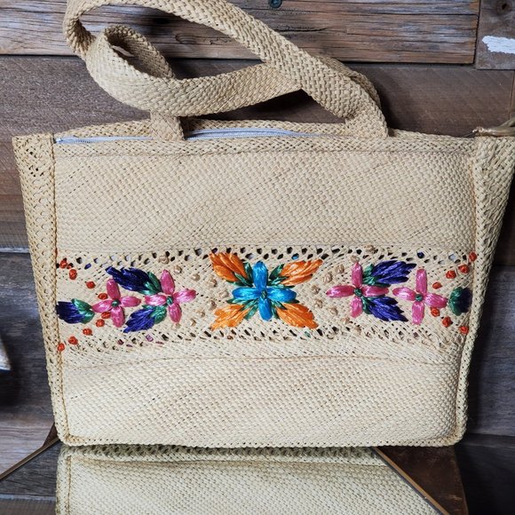 Bermuda Beauty Craft Rafia Embellished Handbag - Picture 8 of 9